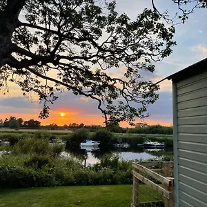  Holiday home The Hut By The River