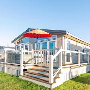  Lodge Lakeside Gem With Hot Tub